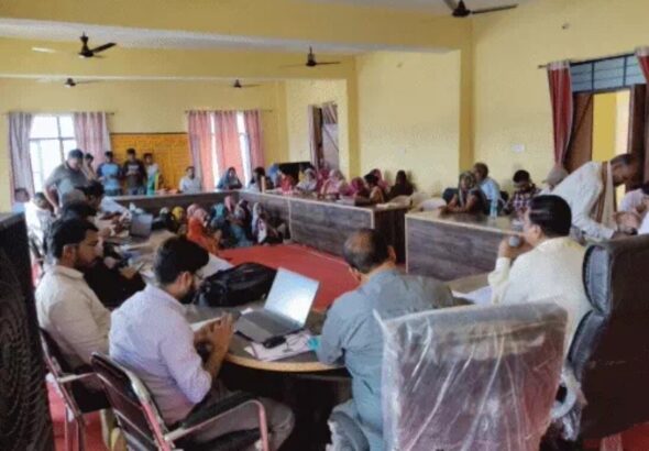 1 बड़ा प्रशासनिक कदम: बाड़ी के बहादुरपुर में ब्लॉक स्तरीय जनसुनवाई, एसडीएम ने सुनीं समस्याएं, चोकपुरा सड़क विवाद पर PWD को दिए सख्त निर्देश