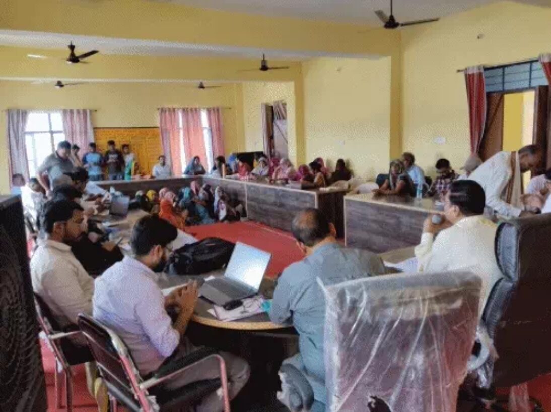 1 बड़ा प्रशासनिक कदम: बाड़ी के बहादुरपुर में ब्लॉक स्तरीय जनसुनवाई, एसडीएम ने सुनीं समस्याएं, चोकपुरा सड़क विवाद पर PWD को दिए सख्त निर्देश