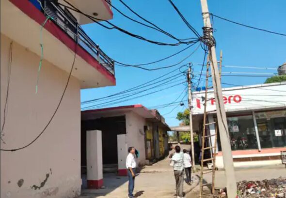 बाड़ी के महाराज बाग में डिस्कॉम का बड़ा एक्शन: बिजली चोरी करते पकड़े गए 7 उपभोक्ता, लगा 2.5 लाख का भारी जुर्माना