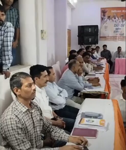 1 ऐतिहासिक चौपाल: 'स्मार्ट विलेज' धनोरा में बीती रात लगा जनता दरबार, मंत्री जवाहर सिंह बेढम और कलेक्टर ने सुनीं कड़वी सच्चाइयां, स्कूल भवन पर दिया सख्त निर्देश