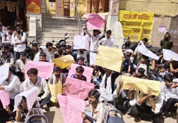 1 बड़ा भाषाई आंदोलन: पूर्वी राजस्थान में 'मारवाड़ी' थोपने का विरोध, बाड़ी में युवाओं का उग्र प्रदर्शन, मुख्यमंत्री के नाम सौंपा ज्ञापन