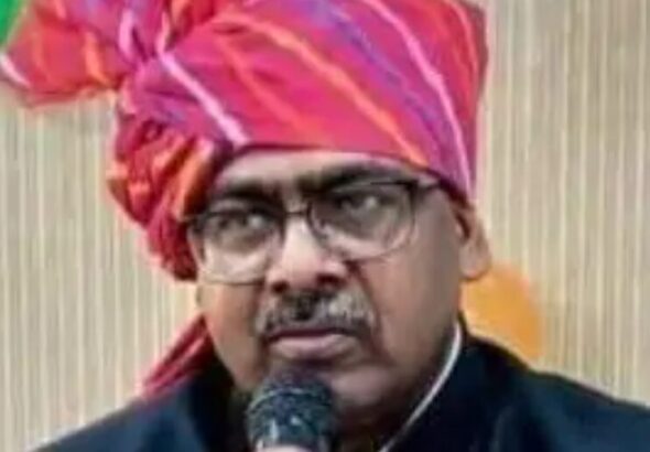 1 बड़ा प्रशासनिक भूकंप: फिरोजाबाद के DM रमेश रंजन का खौफनाक विवादों के बीच तबादला, संतोष कुमार शर्मा बने नए जिलाधिकारी, 'आईफोन' कांड की भीषण चर्चा