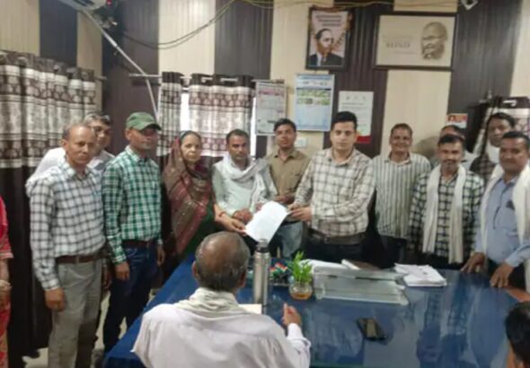बाड़ी: पंचायतीराज मंत्रालयिक कर्मचारियों का फूटा गुस्सा, 2 साल से लंबित मांगों को लेकर BDO को सौंपा ज्ञापन, दी उग्र आंदोलन की चेतावनी