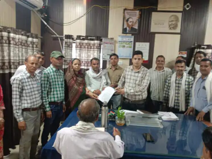 बाड़ी: पंचायतीराज मंत्रालयिक कर्मचारियों का फूटा गुस्सा, 2 साल से लंबित मांगों को लेकर BDO को सौंपा ज्ञापन, दी उग्र आंदोलन की चेतावनी