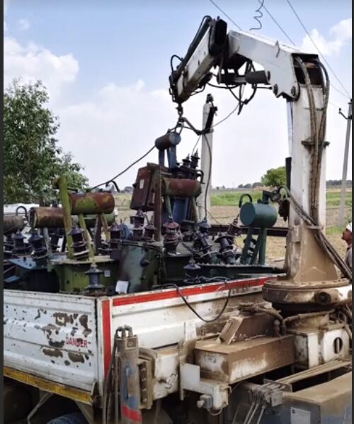 धौलपुर में डिस्कॉम का हंटर: 27 लाख बकाया होने पर उखाड़े 30 कृषि ट्रांसफार्मर, कार्रवाई देख मौके पर ही जमा हुए 6 लाख रुपए